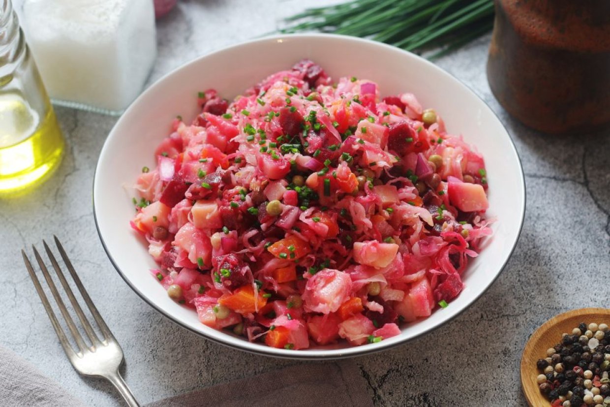 Простой салат Винегрет с овощами, свеклой и квашеной капустой Простой салат Винегрет с овощами, свеклой и квашеной капустой