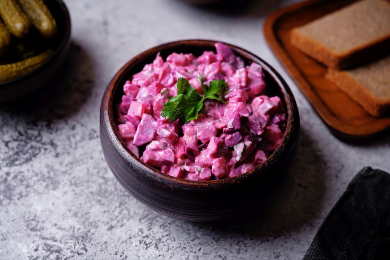 Простой и легкий салат из свеклы с чесноком и майонезом