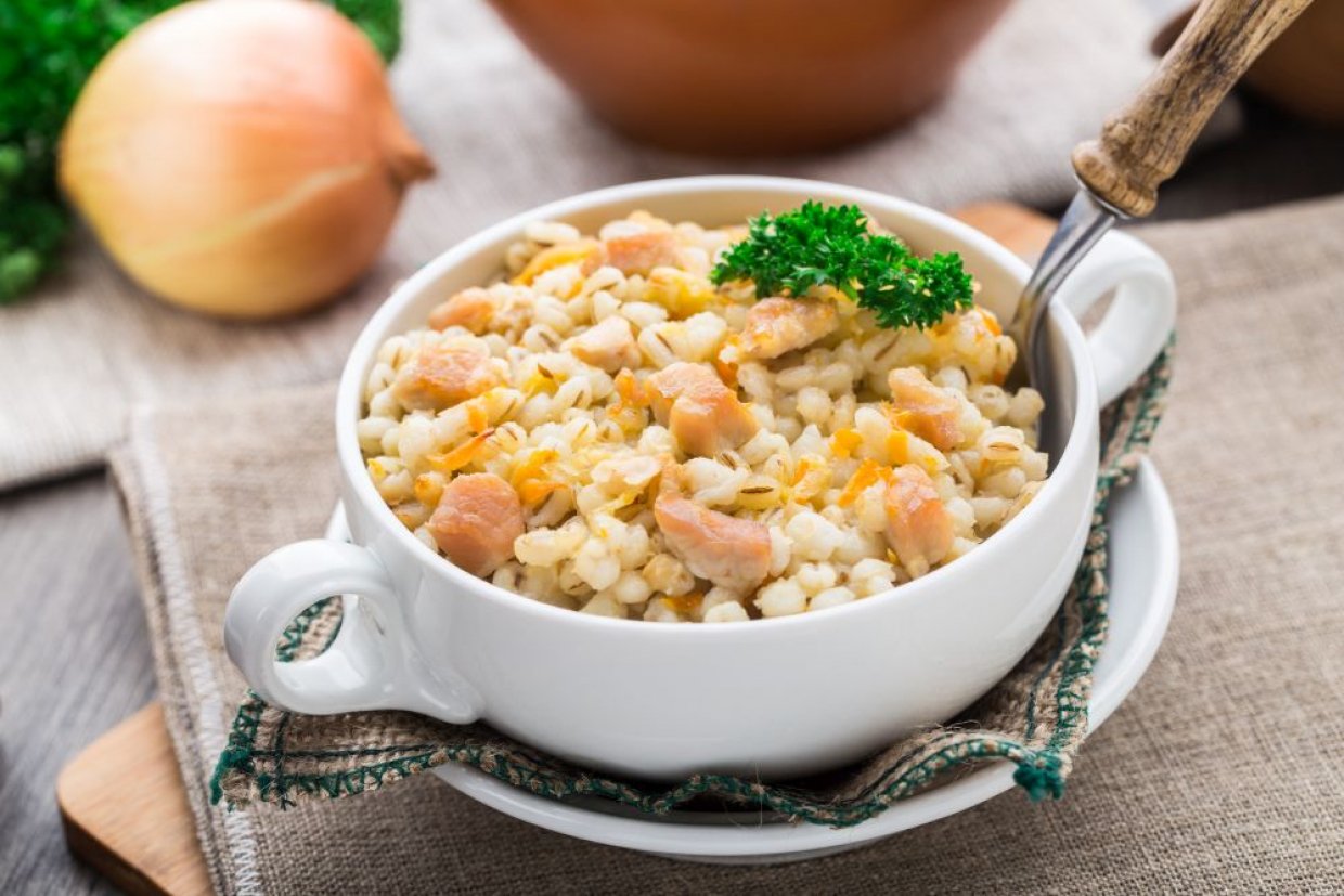 Сытная ароматная перловая каша с мясом в кастрюле Сытная ароматная перловая каша с мясом в кастрюле