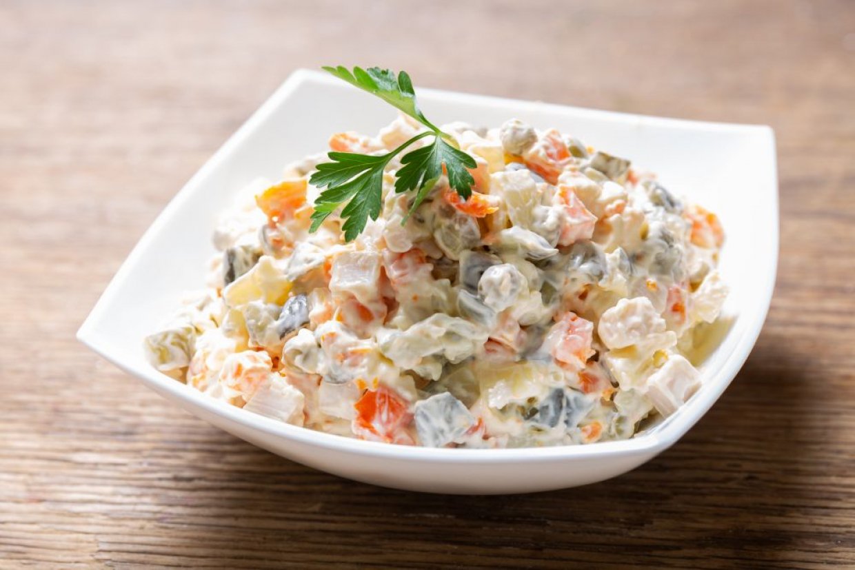 Сытный классический салат оливье с колбасой и солеными огурцами