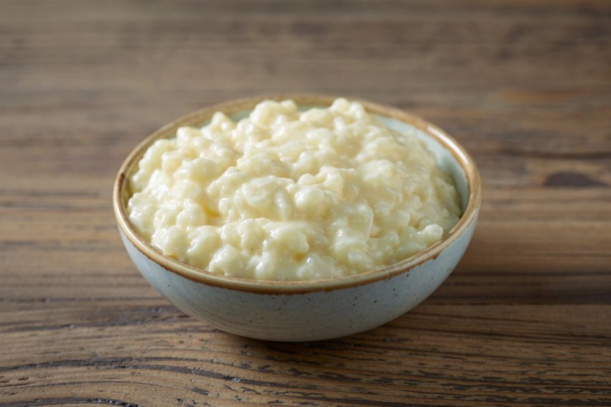 Вкусная сладкая рисовая каша на молоке на завтрак для детей Вкусная сладкая рисовая каша на молоке на завтрак для детей