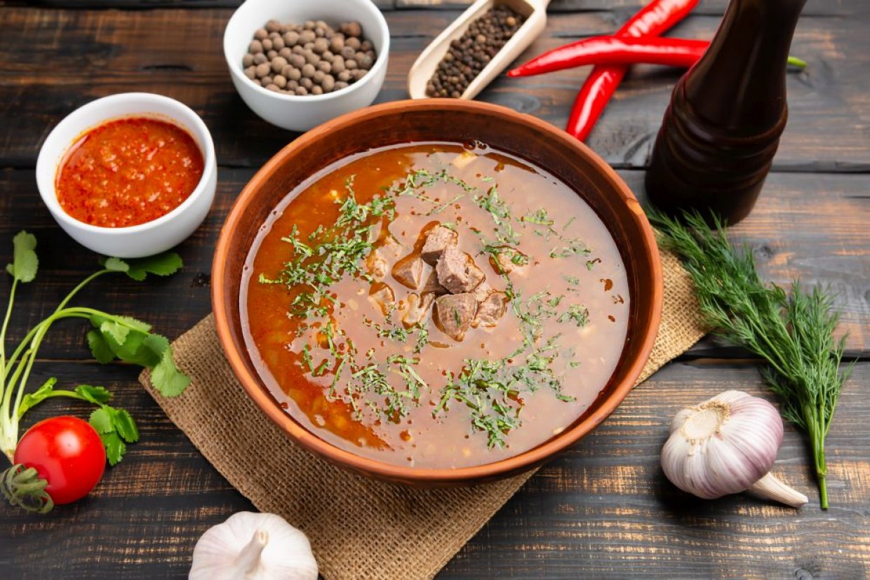 Сытный ароматный суп-харчо с говядиной, рисом и специями Сытный ароматный суп-харчо с говядиной, рисом и специями